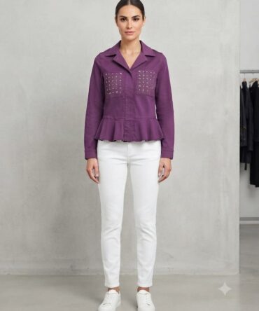 CAMPERA VIOLETA ESTILO URBANO CON TACHAS